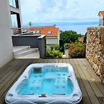 Apartment Domagoj - Luxury With Private Parking, Jacuzzi And Seaview Njivice