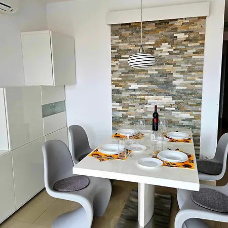 Domagoj - Luxury With Private Parking, Jacuzzi And Seaview Apartman
