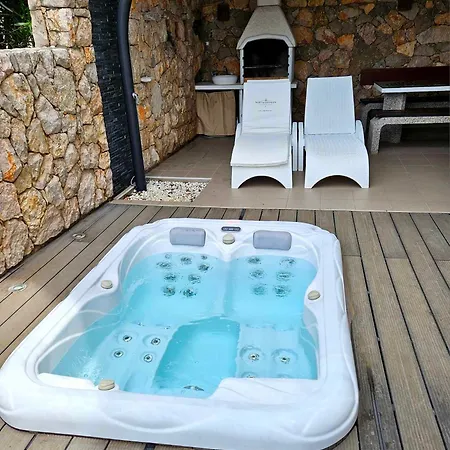 Domagoj - Luxury With Private Parking, Jacuzzi And Seaview Apartman *
